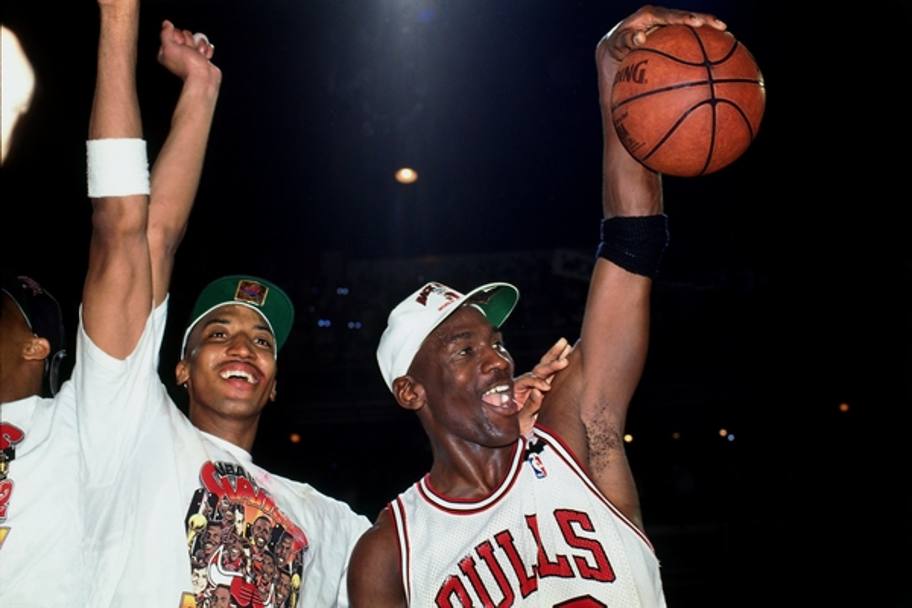 Scottie Pippen e Michael Jordan, una delle coppie pi belle della storia del basket in questa foto scattata dopo il trionfo nelle NBA Finals 1992. Pippen il 25 settembre compie 49 anni (fotogallery NBA/Getty Images)